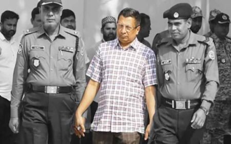 আন্তর্জাতিক অপরাধ ট্রাইব্যুনালে শেখ হাসিনা ও স্বরাষ্ট্রমন্ত্রীর নির্দেশে গণঅভ্যুত্থান হত্যাকাণ্ড ঘটেছে বলেন সাবেক আইজিপি চৌধুরী আবদুল্লাহ আল-মামুন। সংবাদের সাথে প্রসঙ্গিক হিসেবে সাবেক আইজিপিকে কোর্টে নিয়ে যাবার ছবি ব্যবহার করা হয়েছে।