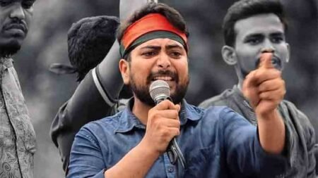 আজ রোববার (২১ সেপ্টেম্বর) সাংবাদিকদের সঙ্গে আলাপকালে নাহিদ ইসলাস বলেন, দল হিসেবে আওয়ামী লীগকে বিচারের আওতায় আনা উচিত।