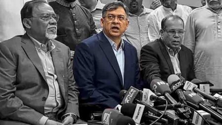 বিএনপির স্থায়ী কমিটির সদস্য সালাহউদ্দিন আহমদ প্রেস ব্রিফিংয়ে বক্তব্য রাখছেন।