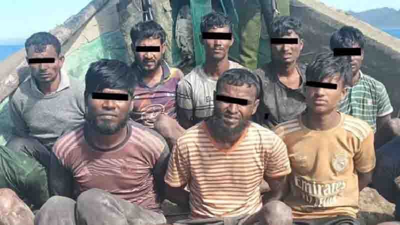 রাখাইন উপকূলে বাংলাদেশি ট্রলার আটক