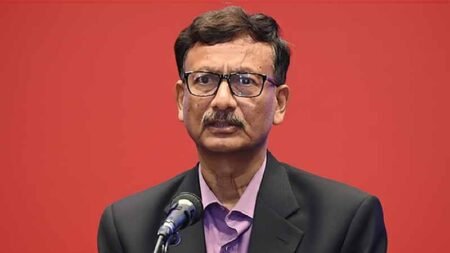 প্রেস ব্রিফিংয়ে বক্তব্য রাখছেন পররাষ্ট্র উপদেষ্টা তৌহিদ হোসেন।