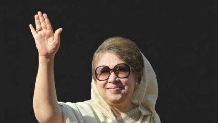 জনতার উদ্দেশ্যে হাত নাড়ছেন বেগম খালেদা জিয়া।